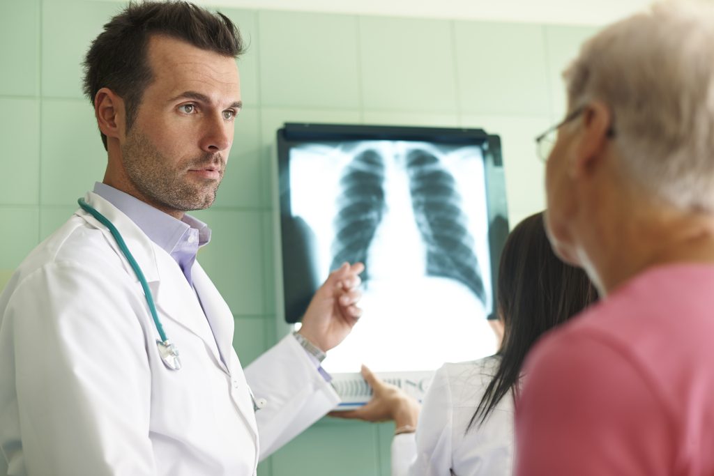 Pneumonia bacteriană și virală: ghid de diagnostic, tratament și complicații