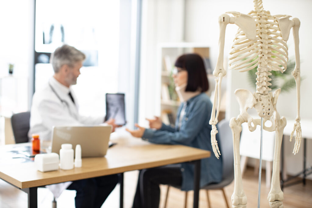 Oase puternice pentru o viață activă: ghid pentru protecția oaselor în osteoporoză
