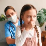 Tuse seaca la copil pe care medicul il asculta la plamani
