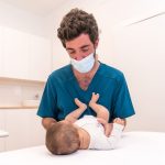 medic examineaza bebelus
