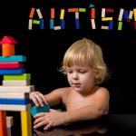 copil cu TSA construieste cu cuburi