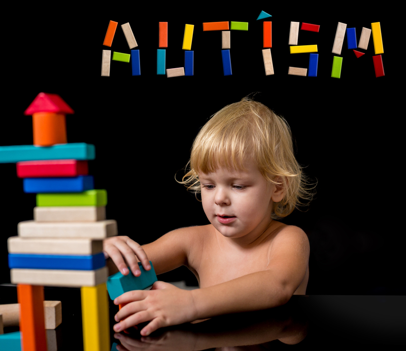 copil cu TSA construieste cu cuburi