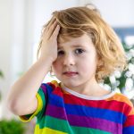 copil-cu-durere-de-cap