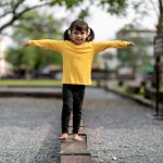 fetita-joaca-joc-echilibru