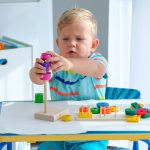 baietel-2-ani-joc-potrivire-forme