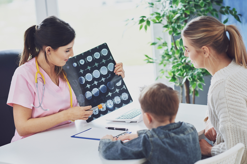 medic discuta rezultate cu mama si baietel