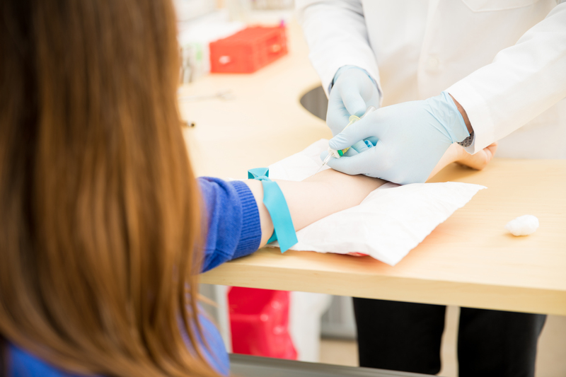 femeie-recoltare-analize-sange