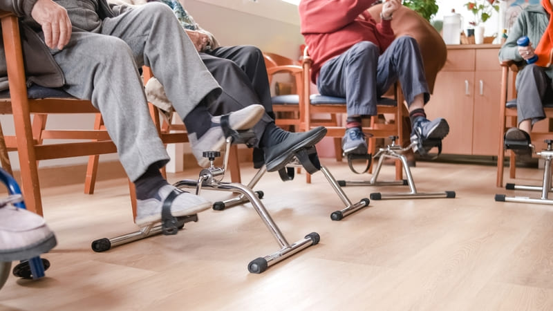 seniori fac exercitii de pedalat