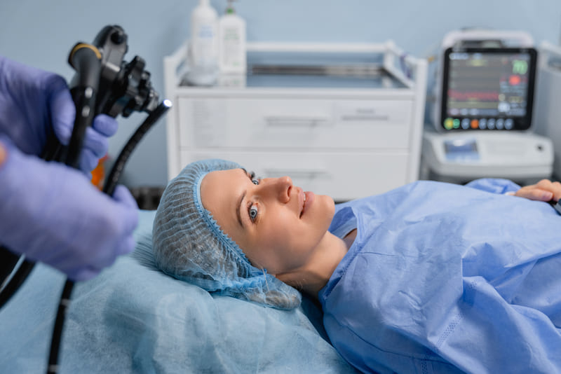 femeie pregatita pentru endoscopie